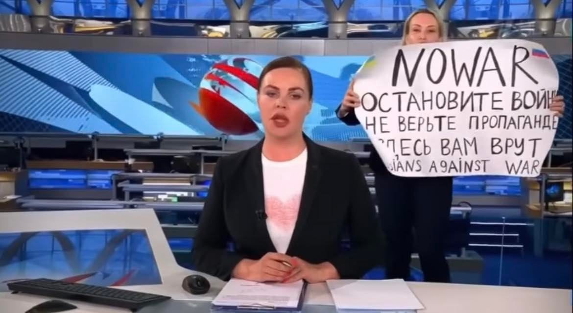 Redattrice della TV di Stato russa irrompe nel telegiornale gridando No War