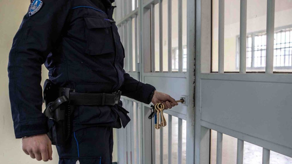 Milano, agente insegue detenuto in fuga e cade dal secondo piano: è grave Milano, agente insegue detenuto in fuga e cade dal secondo piano: è grave