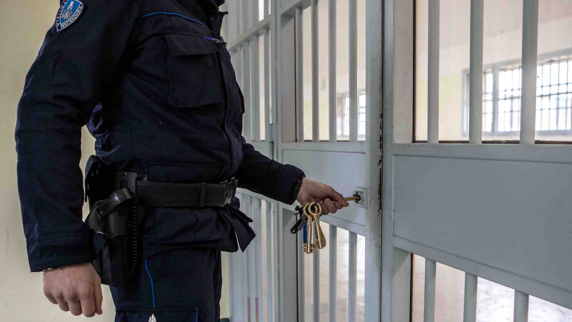 Carceri, ennesima aggressione al personale penitenziario: A Palmi agente colpito al collo da detenuto