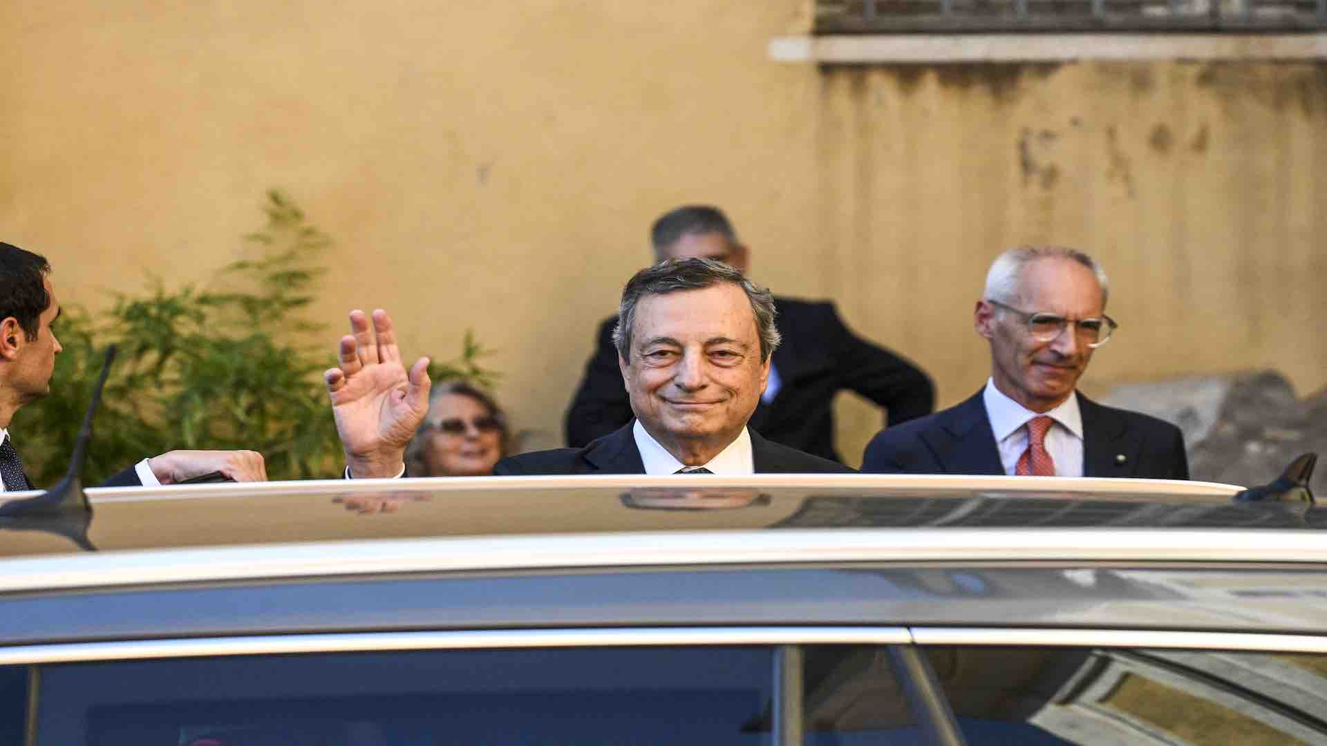 Il Difforme Mario Draghi saluta