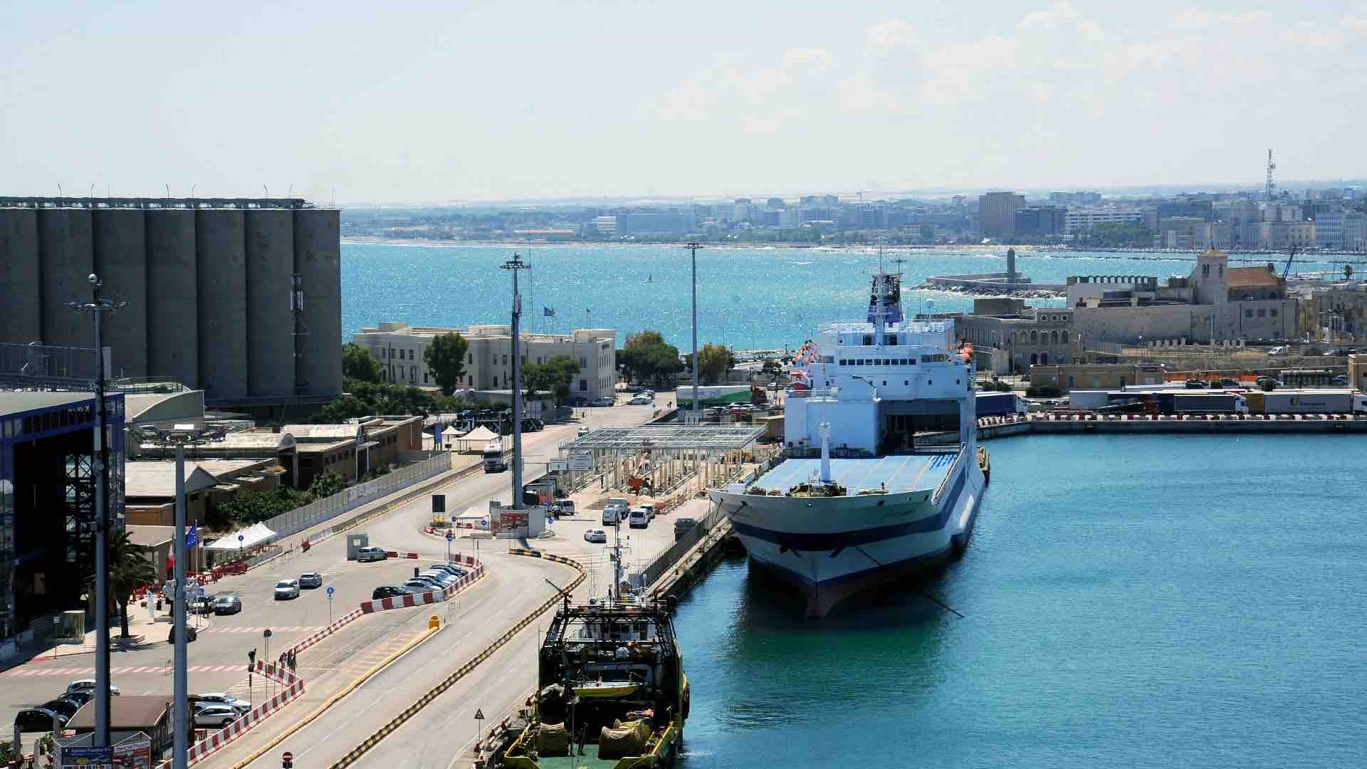 il difforme porto bari nave