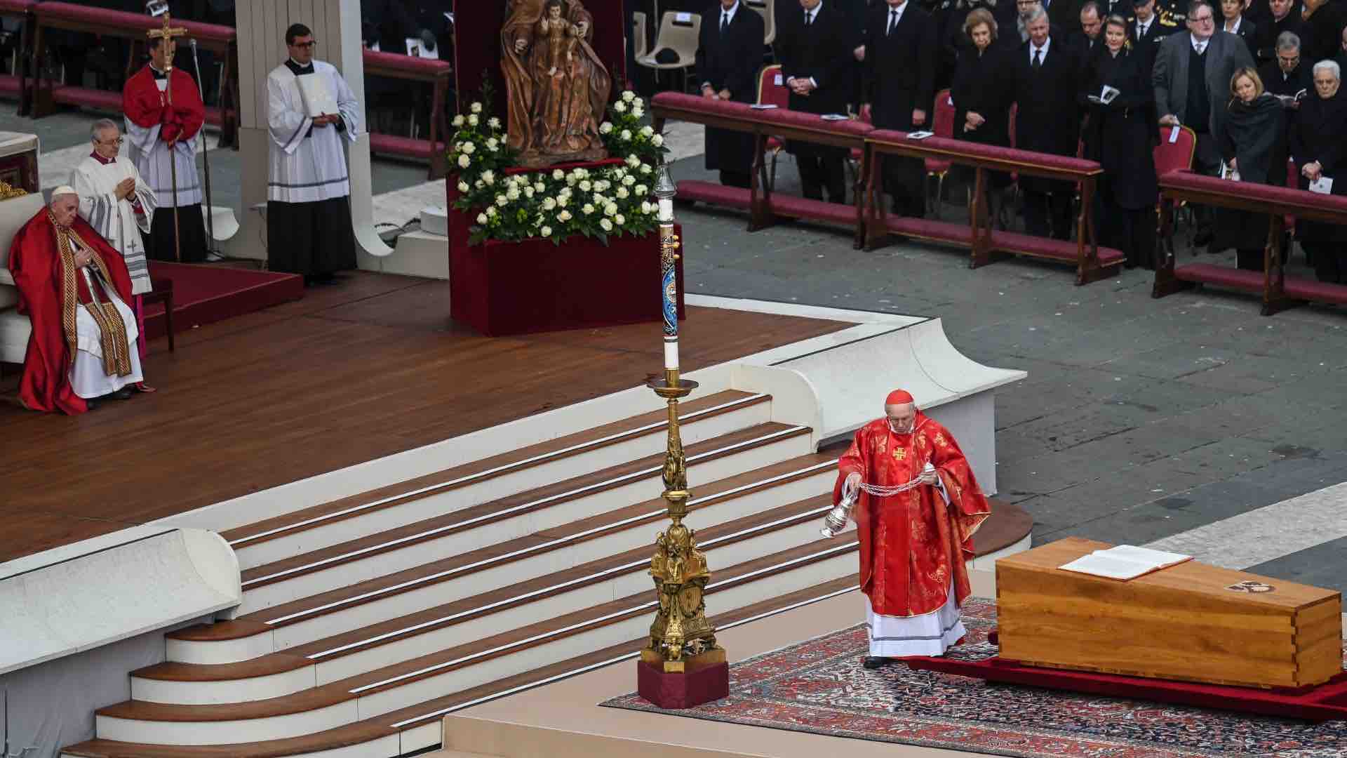 il difforme funerali ratzinger