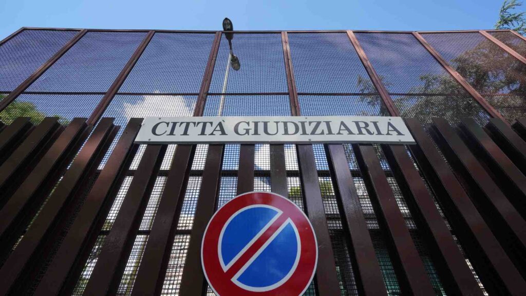 Parma, 24enne aggredisce carabinieri in caserma: arrestato