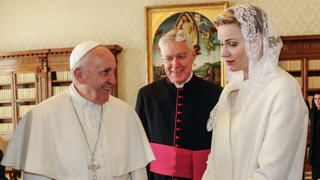 Papa Francesco e Charlene di Monaco vestita di bianco