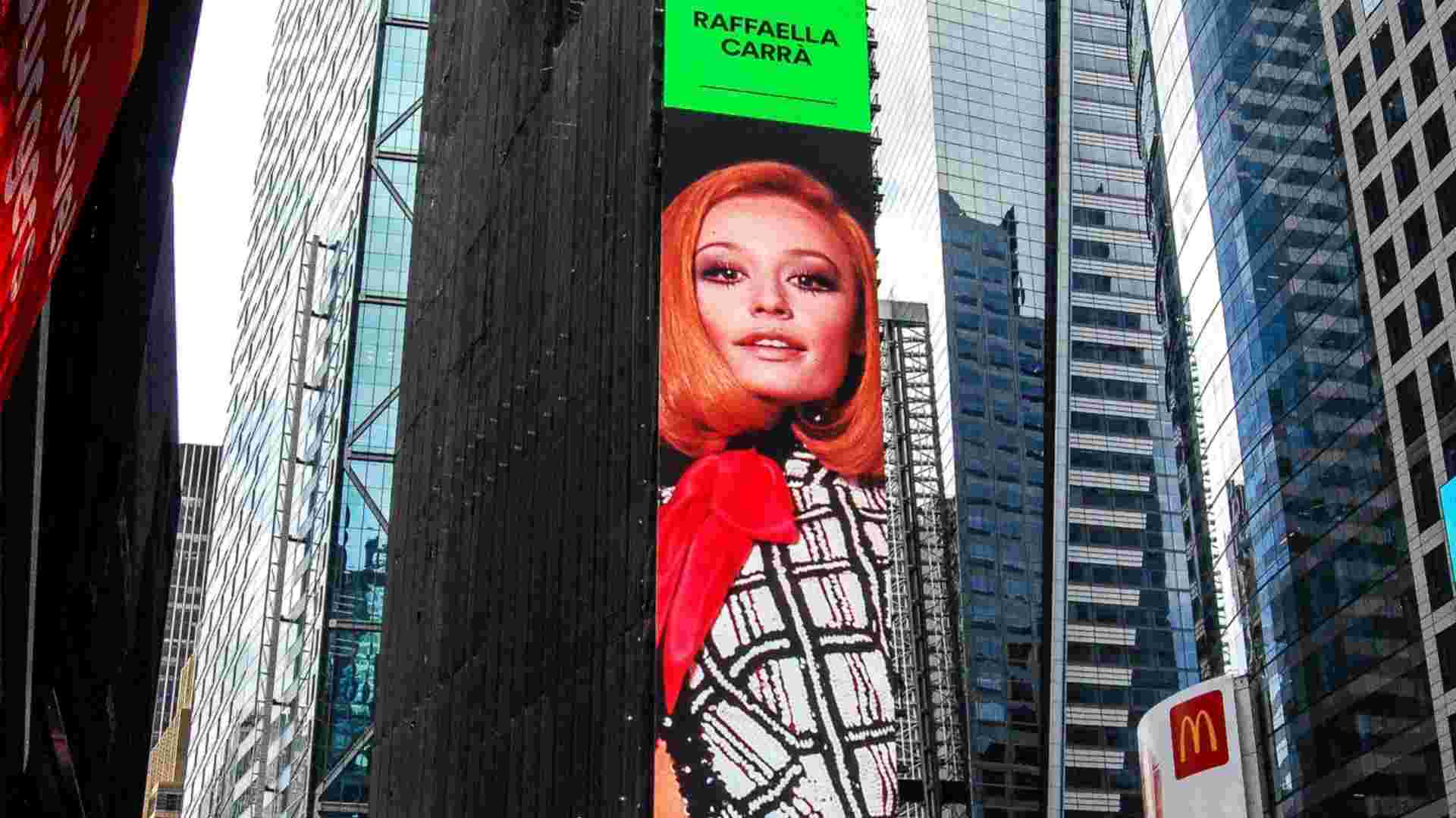 Lomaggio a Raffaella Carra sui maxi schermi a Times Square 2