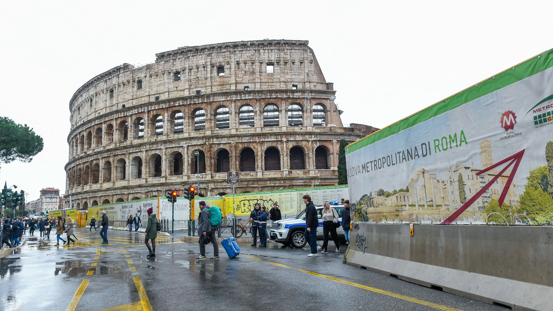 Colosseo, turista scavalca la recinzione ma rimane infilzato: ha perso molto sangue Colosseo, turista scavalca la recinzione ma rimane infilzato: ha perso molto sangue