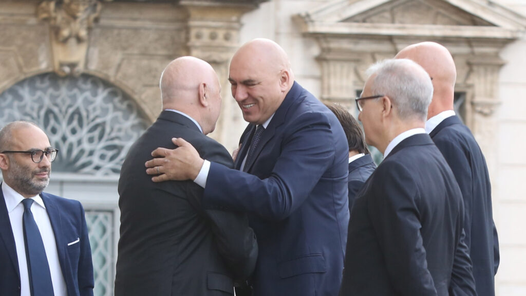 Il ministro della difesa Guido Crosetto abbraccia il ministro della giustizia Carlo Nordio