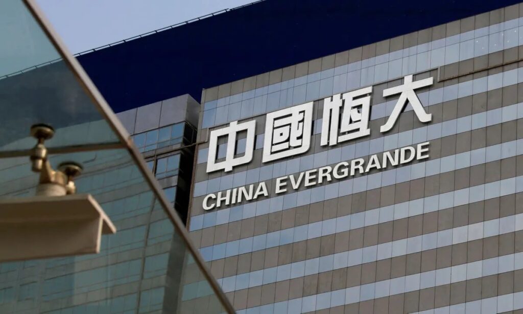 Evergrande crolla in Borsa di Hong Kong: vicino il collasso Evergrande crolla in Borsa di Hong Kong: vicino il collasso