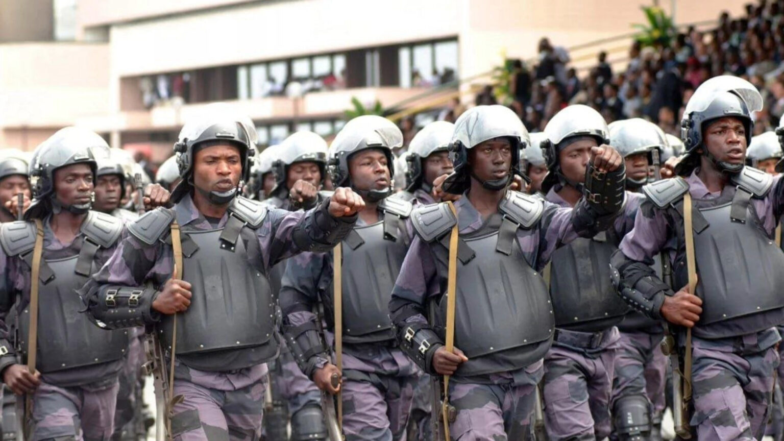esercito Gabon annuncia scioglimento elezioni