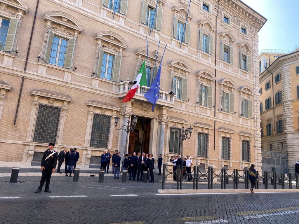 Napolitano, funerali di Stato a Montecitorio LIVE: applausi all’arrivo della salma Napolitano, funerali di Stato a Montecitorio LIVE: applausi all’arrivo della salma