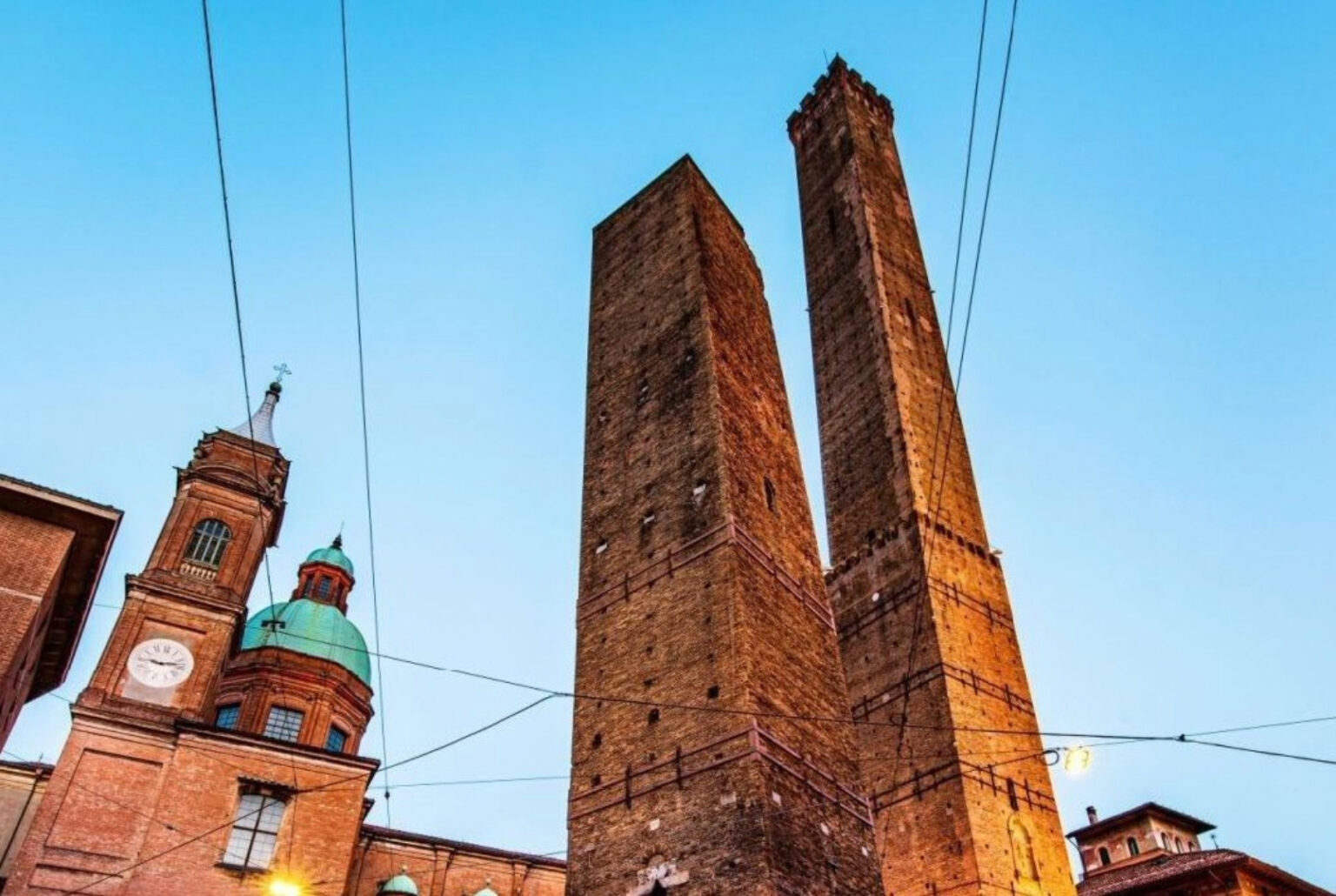 Bologna, la torre Garisenda rischia il crollo