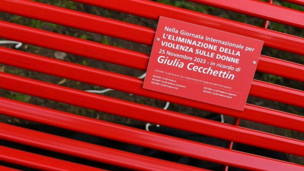 Panchina rossa in ricordo di Giulia Cecchettin