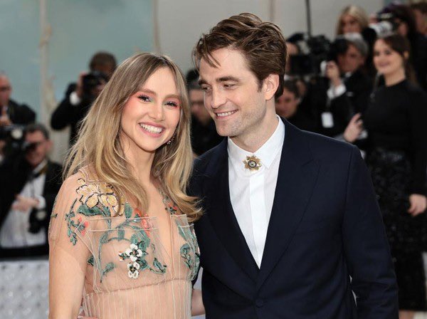 Robert Pattinson e Suki Waterhouse