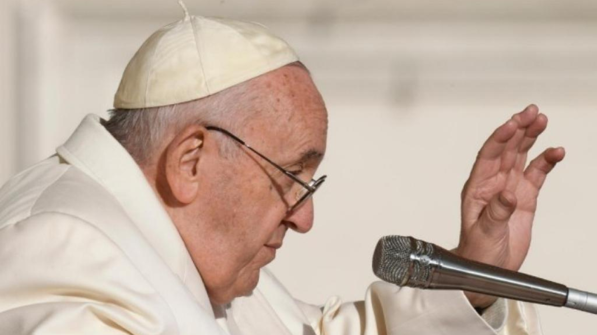 Papa Francesco scherza e ispira: “Non dobbiamo abituarci al male, così diventiamo complici”