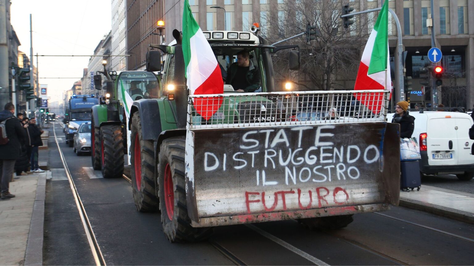 Agricoltori, imperversano le proteste in Italia