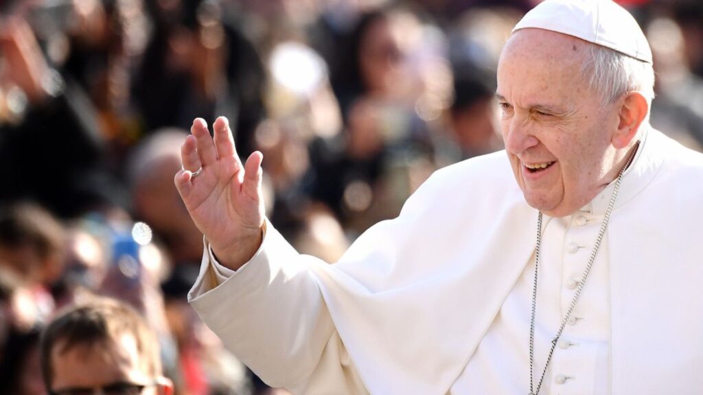 Papa Francesco, per la prima volta lava i piedi a 12 detenute donne