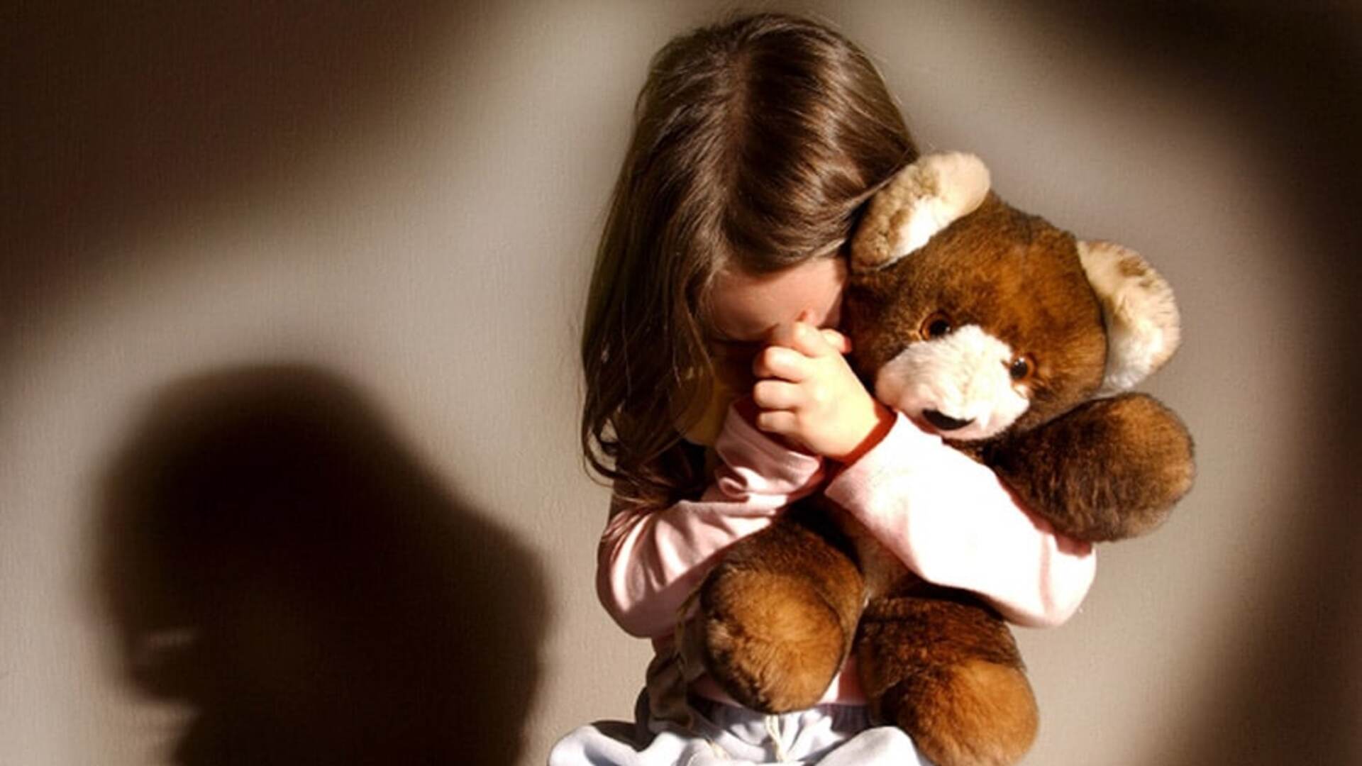 Milano, uccide la moglie davanti alla figlia di 10 anni. L’urlo della piccola sentito dai vicini: “Papà, no!” Milano, uccide la moglie davanti alla figlia di 10 anni. L’urlo della piccola sentito dai vicini: “Papà, no!”