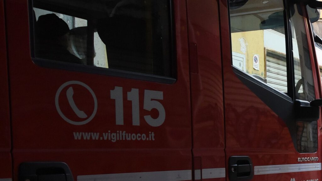 Roma, maxi voragine di 10 metri al Quadraro: inghiottite due auto VIDEO