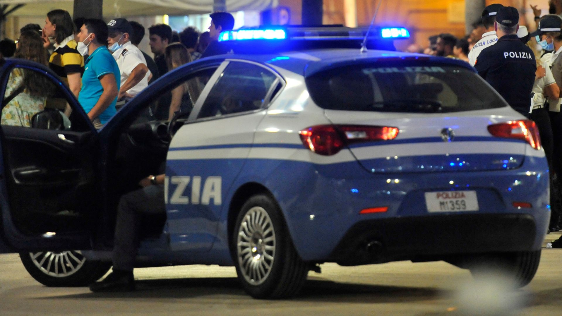 Milano, 36enne minaccia poliziotti con un pezzo di marmo: un agente gli spara