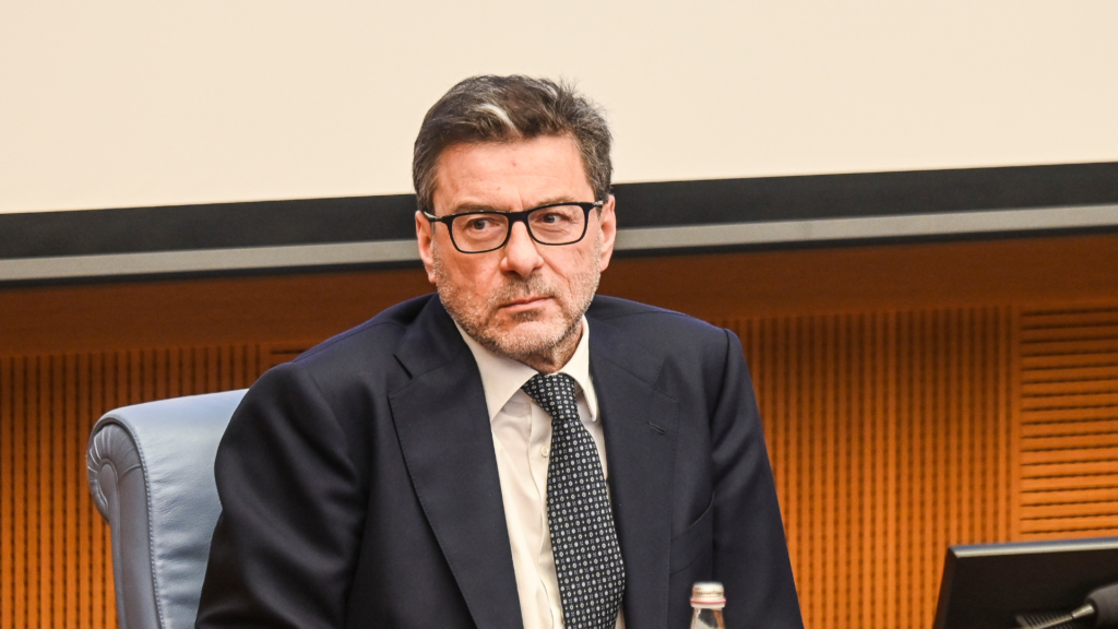 Poste, verso la privatizzazione, Giorgetti rassicura: “Lo Stato manterrà il controllo”