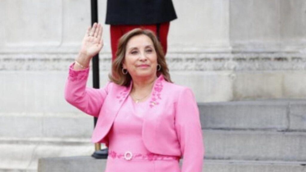 Perù, agenti irrompono in casa della Presidente Boluarte alla ricerca di Rolex VIDEO