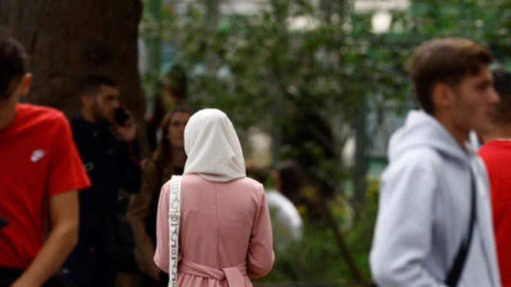 A Pordenone una bimba di 10 anni a scuola col Niqab, Dreosto (Lega): “Va vietato uso a scuola”