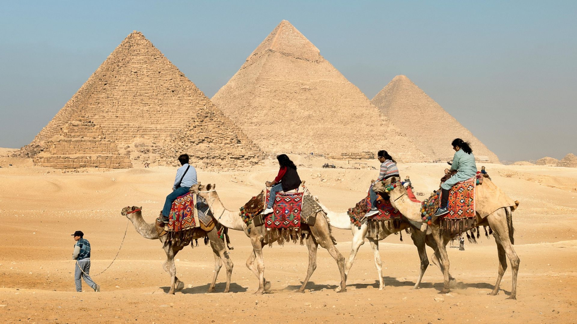Egitto, scoperta una nuova struttura vicino alle piramidi: al via nuove ricerche