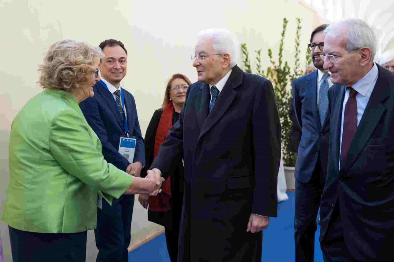 Luigia Melillo e Pierpaolo Limone stringono la mano al presidente Mattarella all'evento Alta formazione e coesione sociale per la gestione delle dinamiche demografiche internazionali