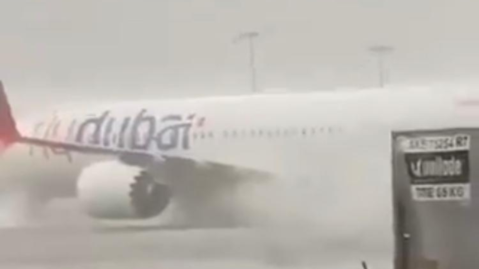 Dubai, piogge torrenziali bloccano l'aeroporto