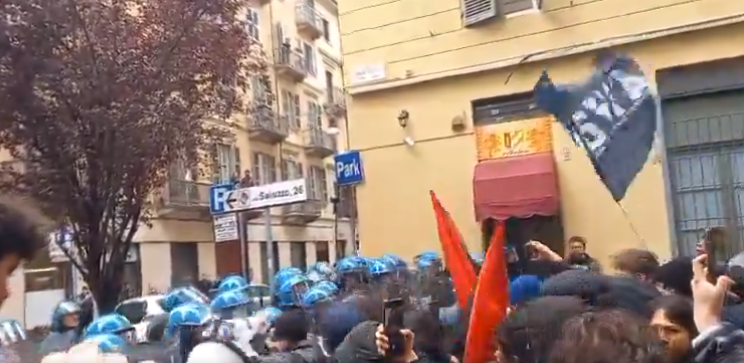 Torino, corteo pro Palestina si scontra con polizia: alcuni irrompono al convegno a Palazzo Nuovo VIDEO