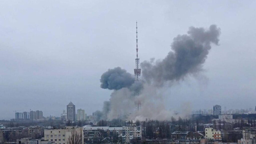 Ucraina, abbattuta la torre di trasmissione tv di Kharkiv – FOTO