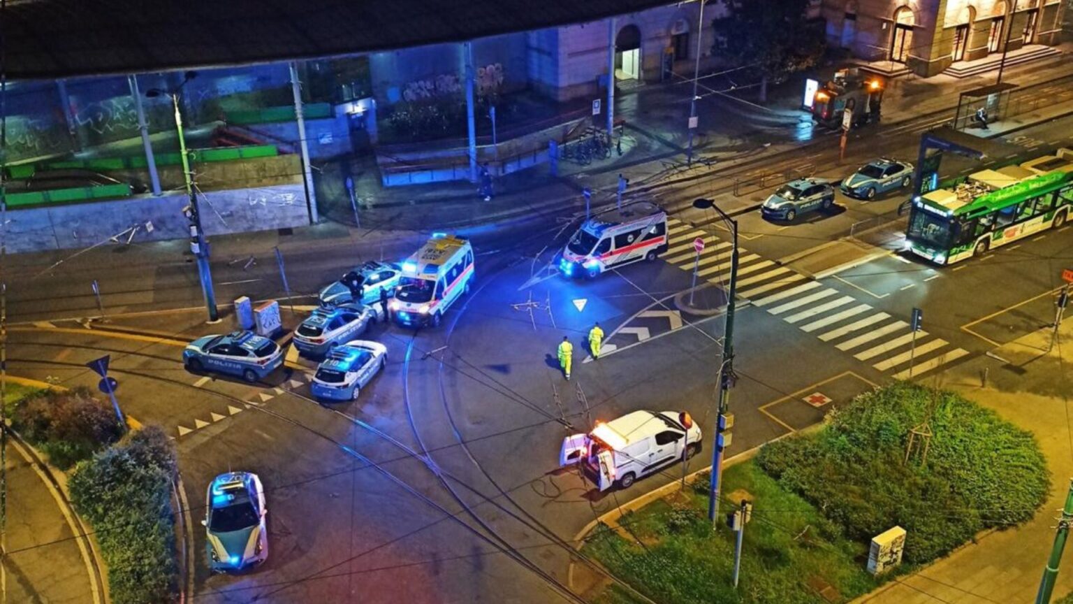 Milano, poliziotto accoltellato nella stazione di Lambrate