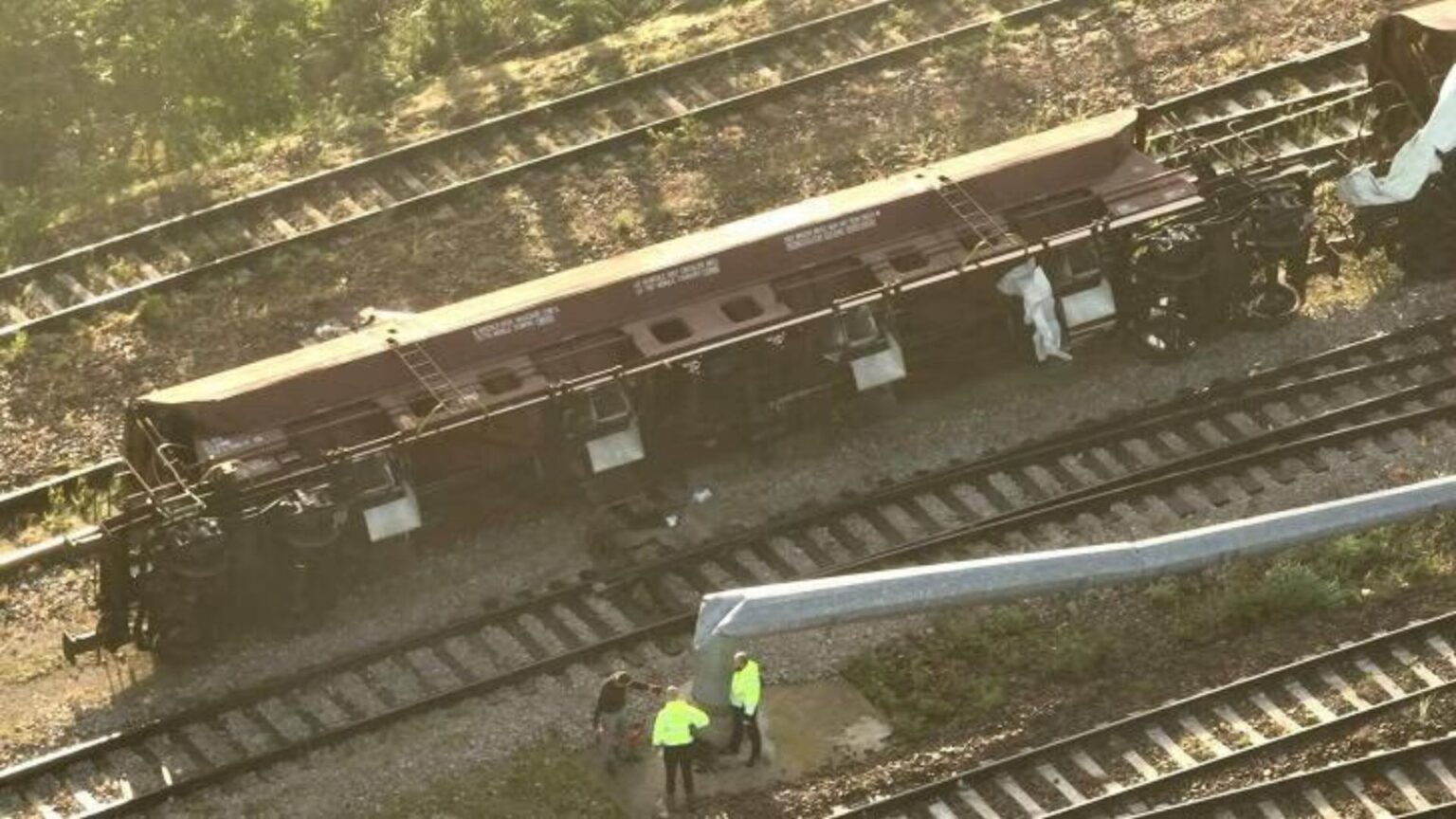 Milano, sette vagoni di un treno rovesciati da una tromba d'aria