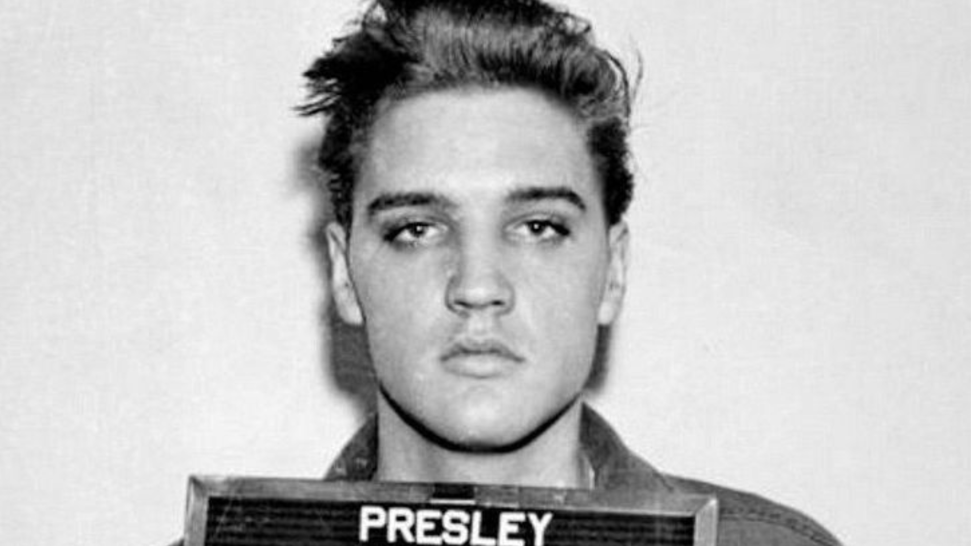 Elvis Presley, disputa legale per Graceland, la casa dove è sepolto: l’erede è la nipote Riley?