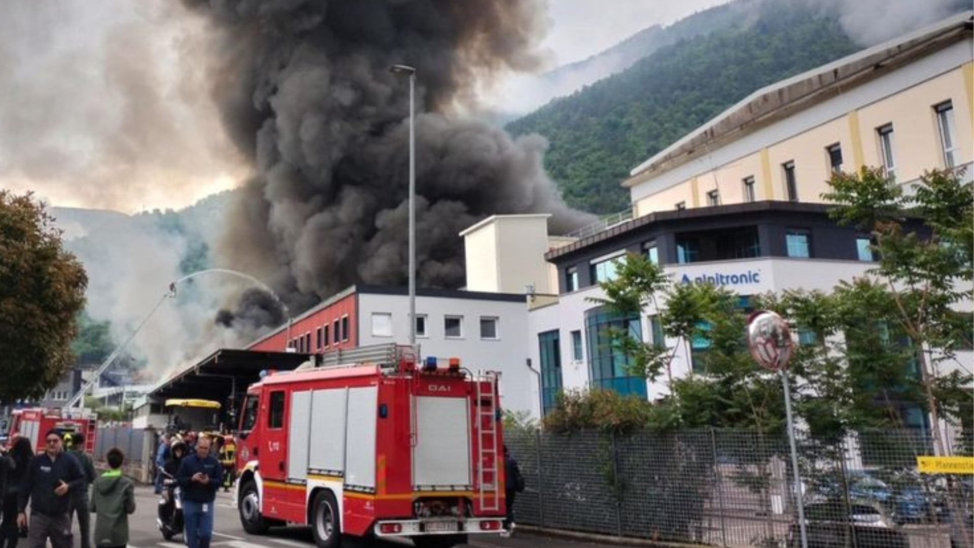 Bolzano, avvolto dalle fiamme lo stabilimento Alpitronic: tragedia sfiorata