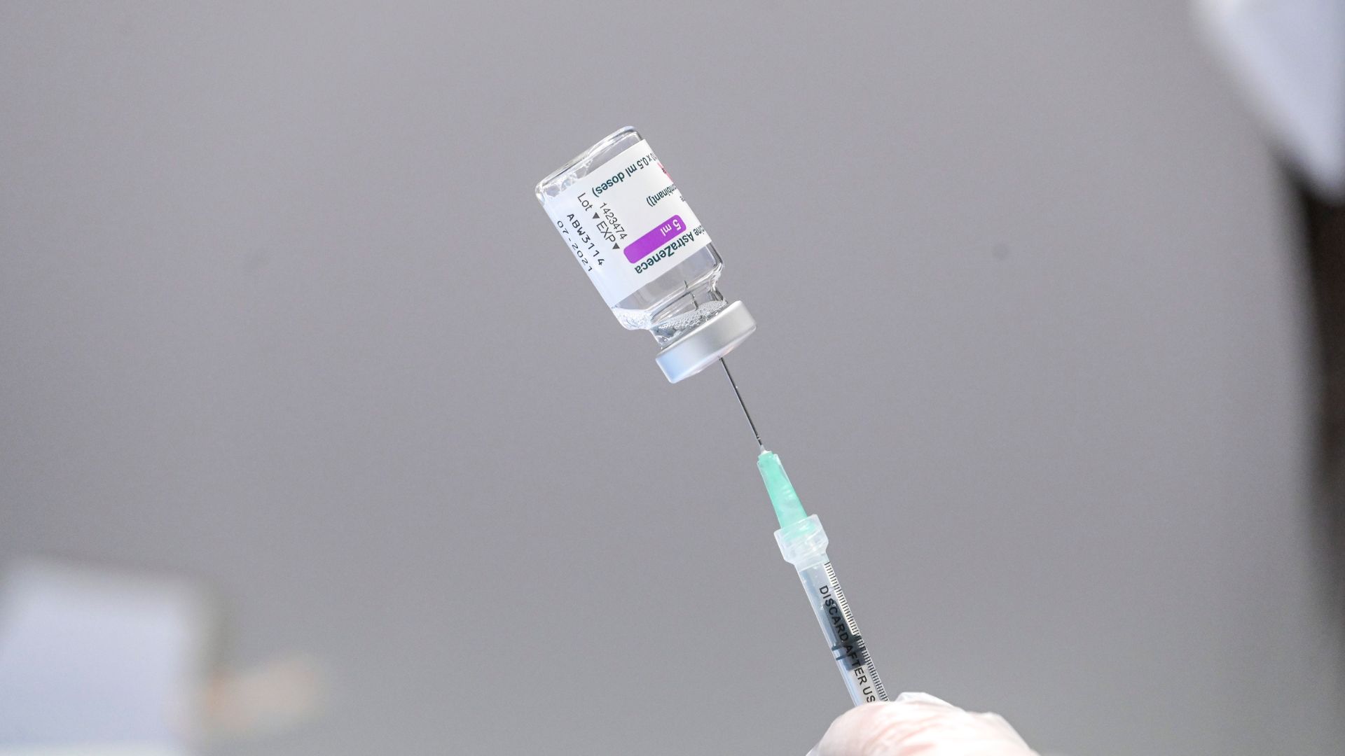 Covid, AstraZeneca ritira il vaccino dal mercato europeo: “Non c’è più domanda”