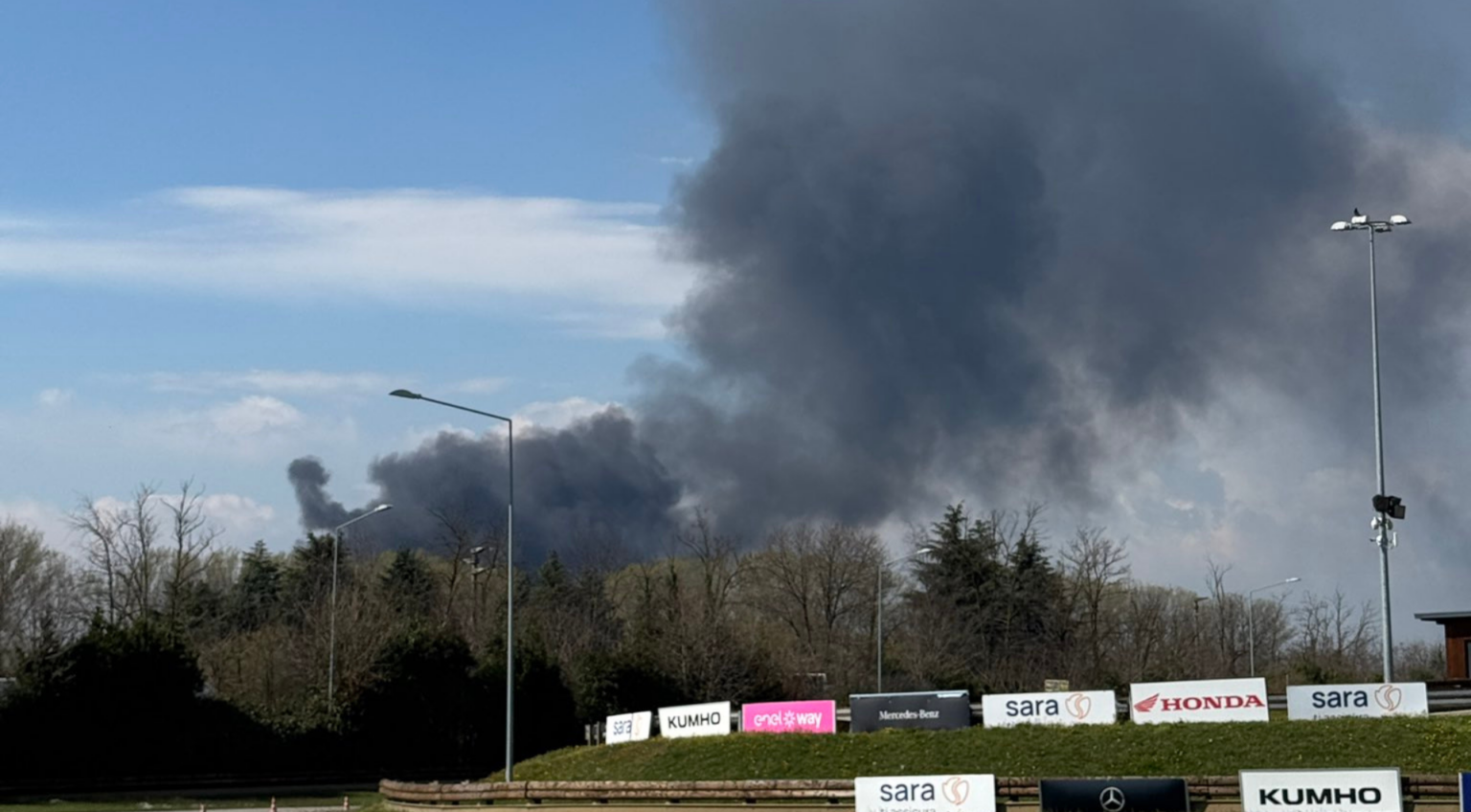 A Lainate un incendio è scoppiato dentro l'azienda perfetti