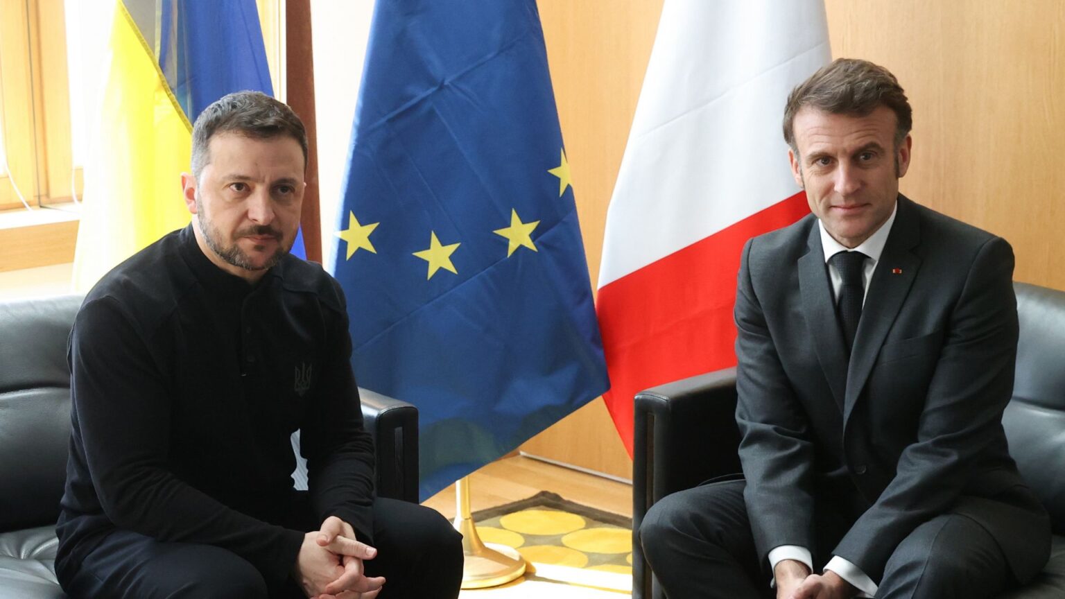 Ucraina, il Presidente francese, Emmanuel Macron e il leader ucraino, Volodymyr Zelensky