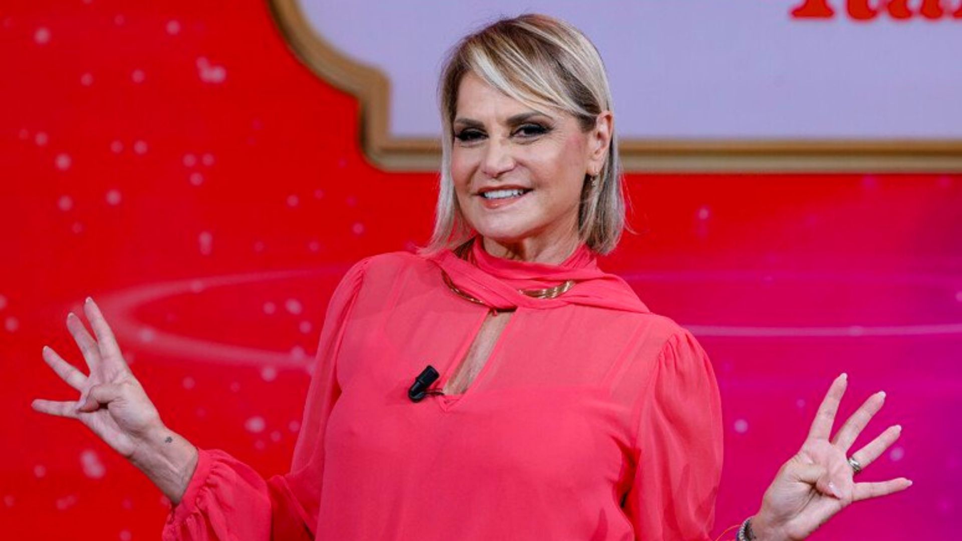 Simona Ventura inizia l’avventura all’Isola dei famosi e la Rai le taglia lo stipendio Simona Ventura inizia l’avventura all’Isola dei famosi e la Rai le taglia lo stipendio