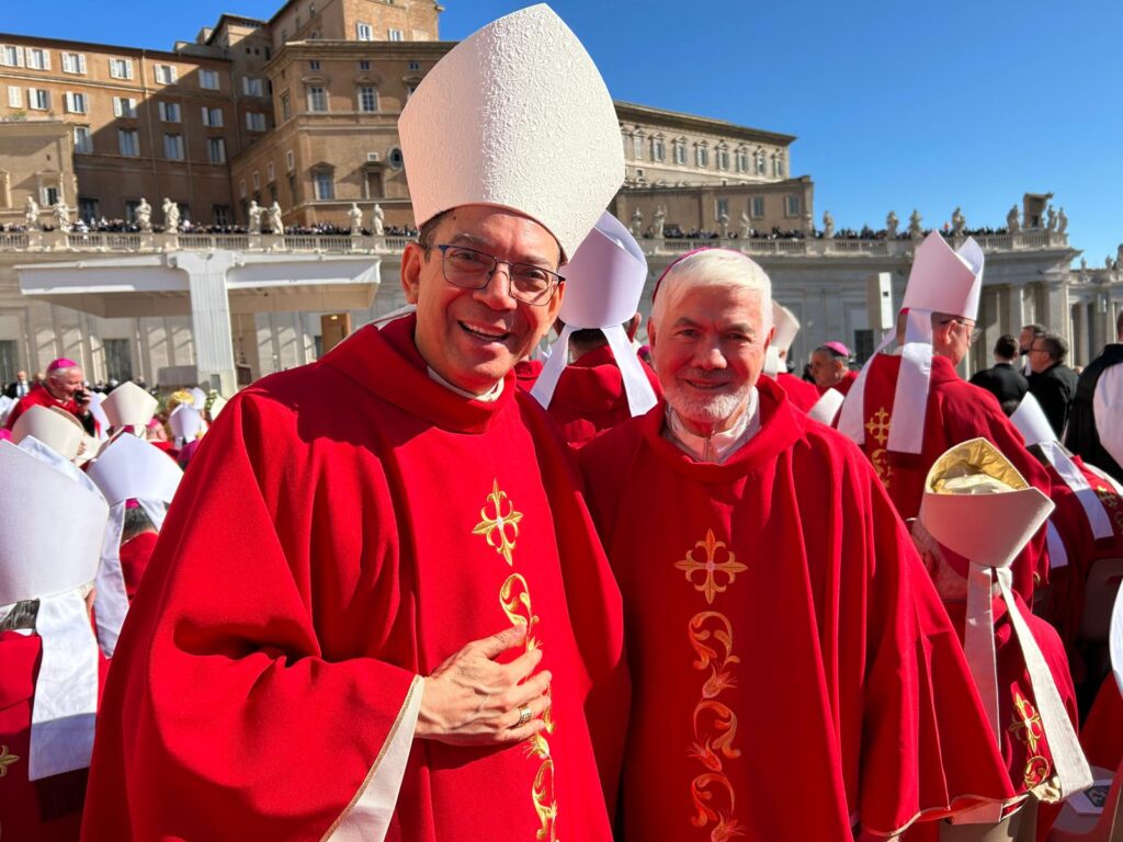 Don Giovanni D'Ercole con il cardinale Jean Zerbo arcivescovo emerito di Bamako (Mali)in San Pietro dopo aver reso omaggio alla salma del pontefice