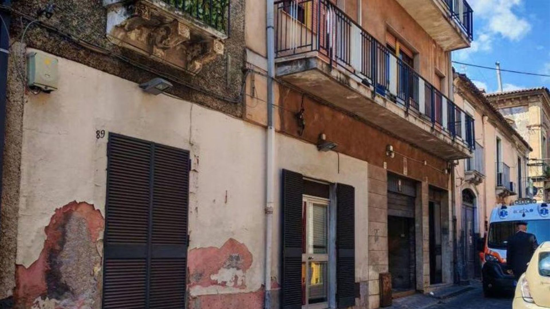 Misterbianco, neonata lanciata dal balcone