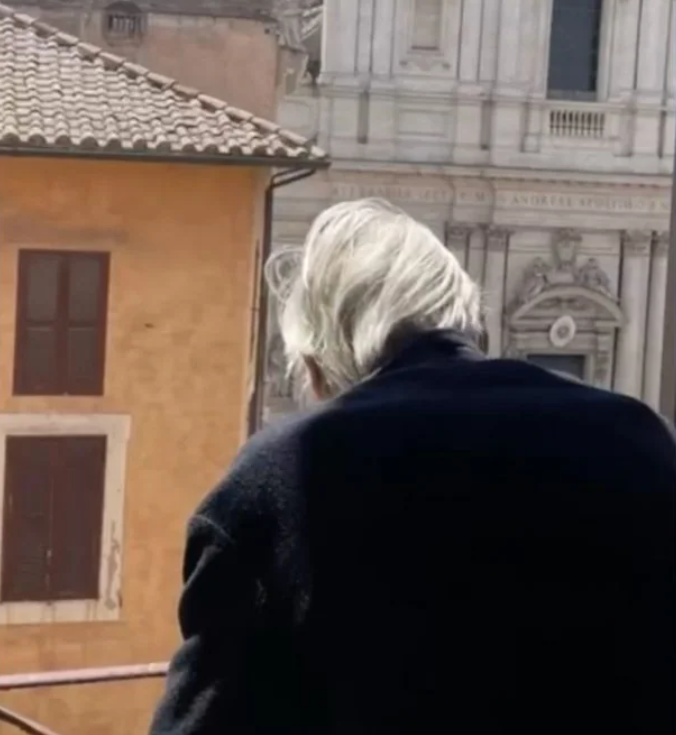 Vittorio Sgarbi guarda il corteo funebre di Papa Francesco