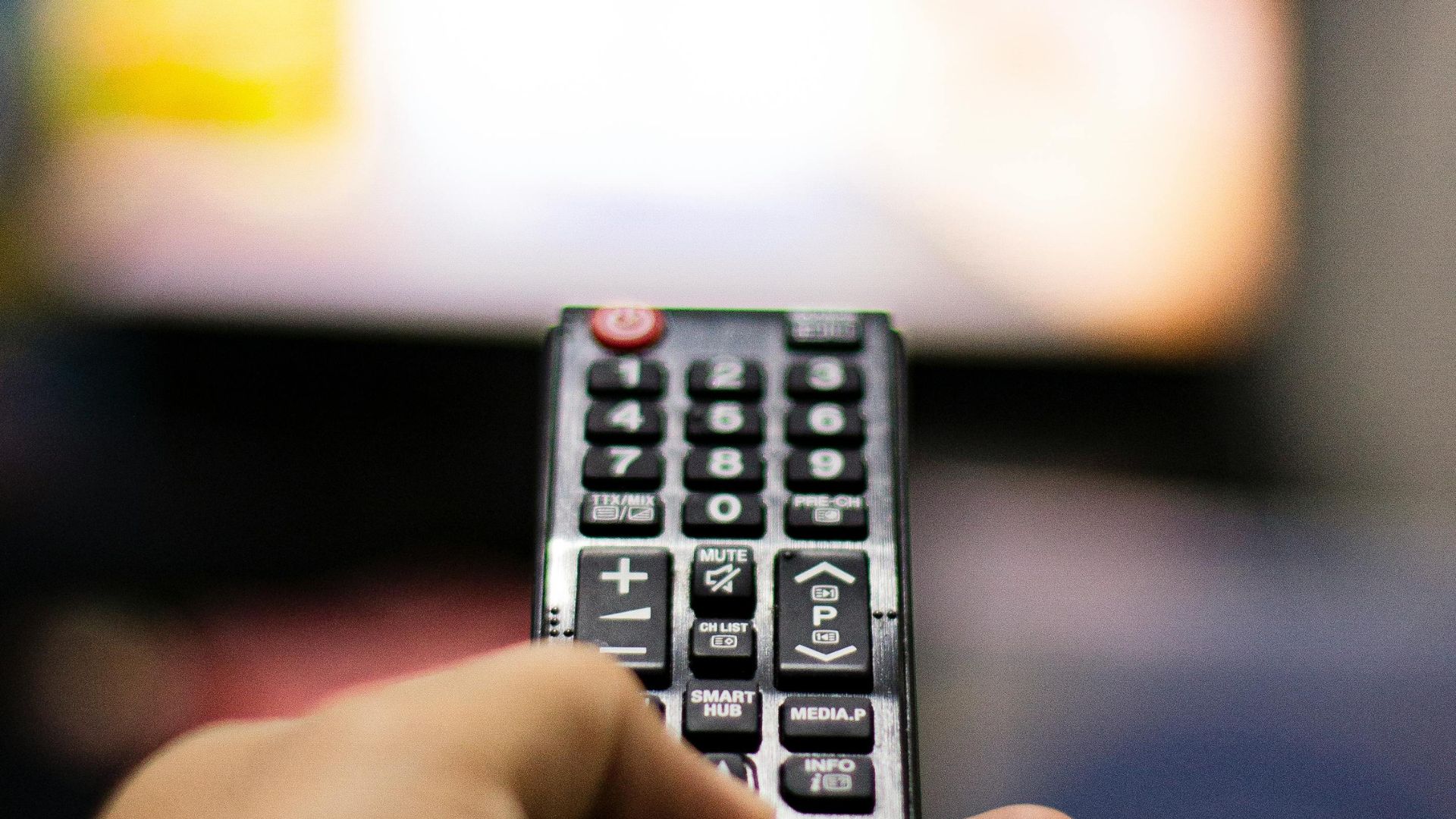 Canale 5, la modifica del palinsesto del 1° maggio 2025: stop a Tradimento