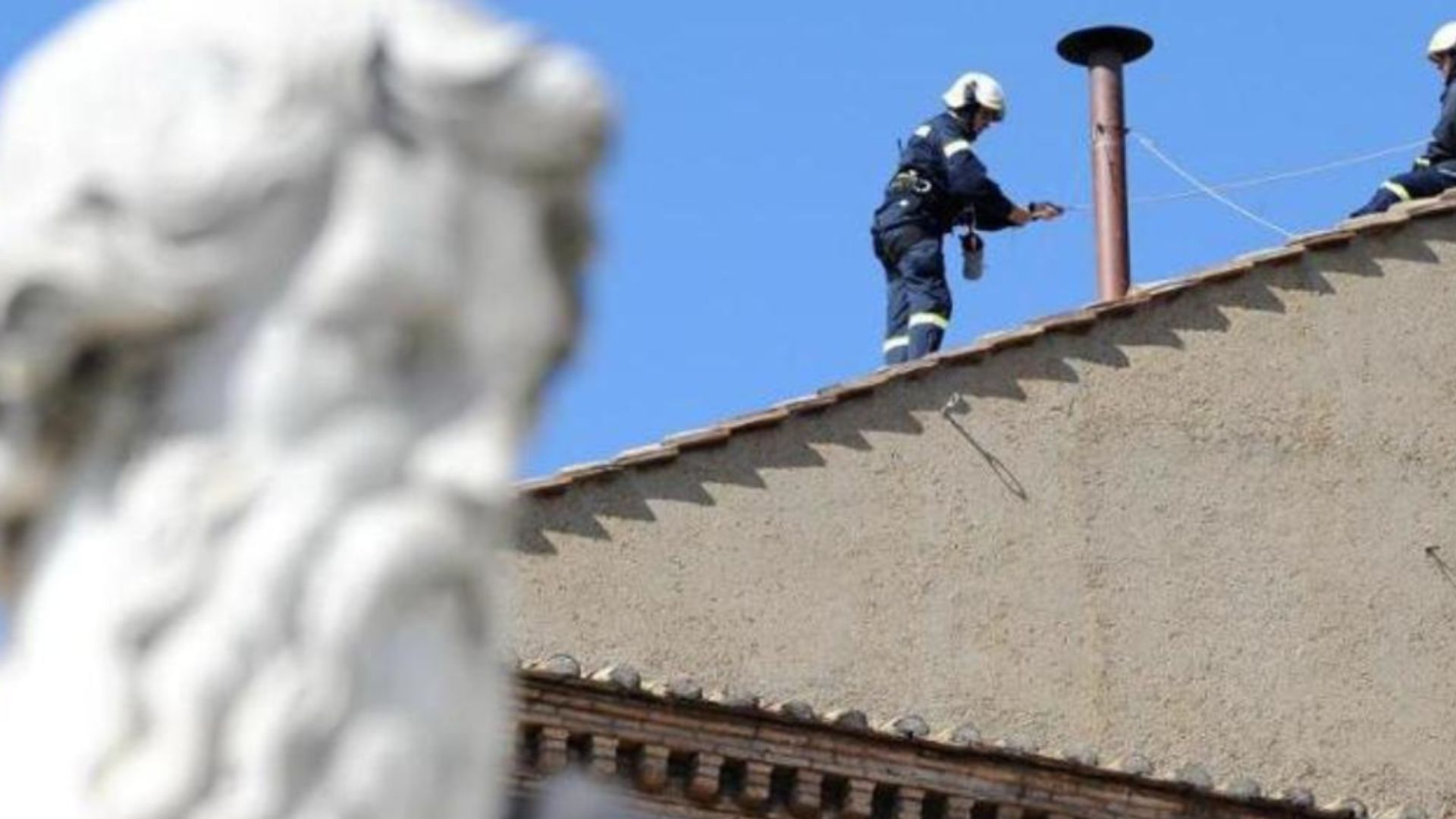 Conclave costruzione da Ildifforme.it conclave in costruzione il comignolo sul tetto della sistina nel pomeriggio le prime fumate di prova