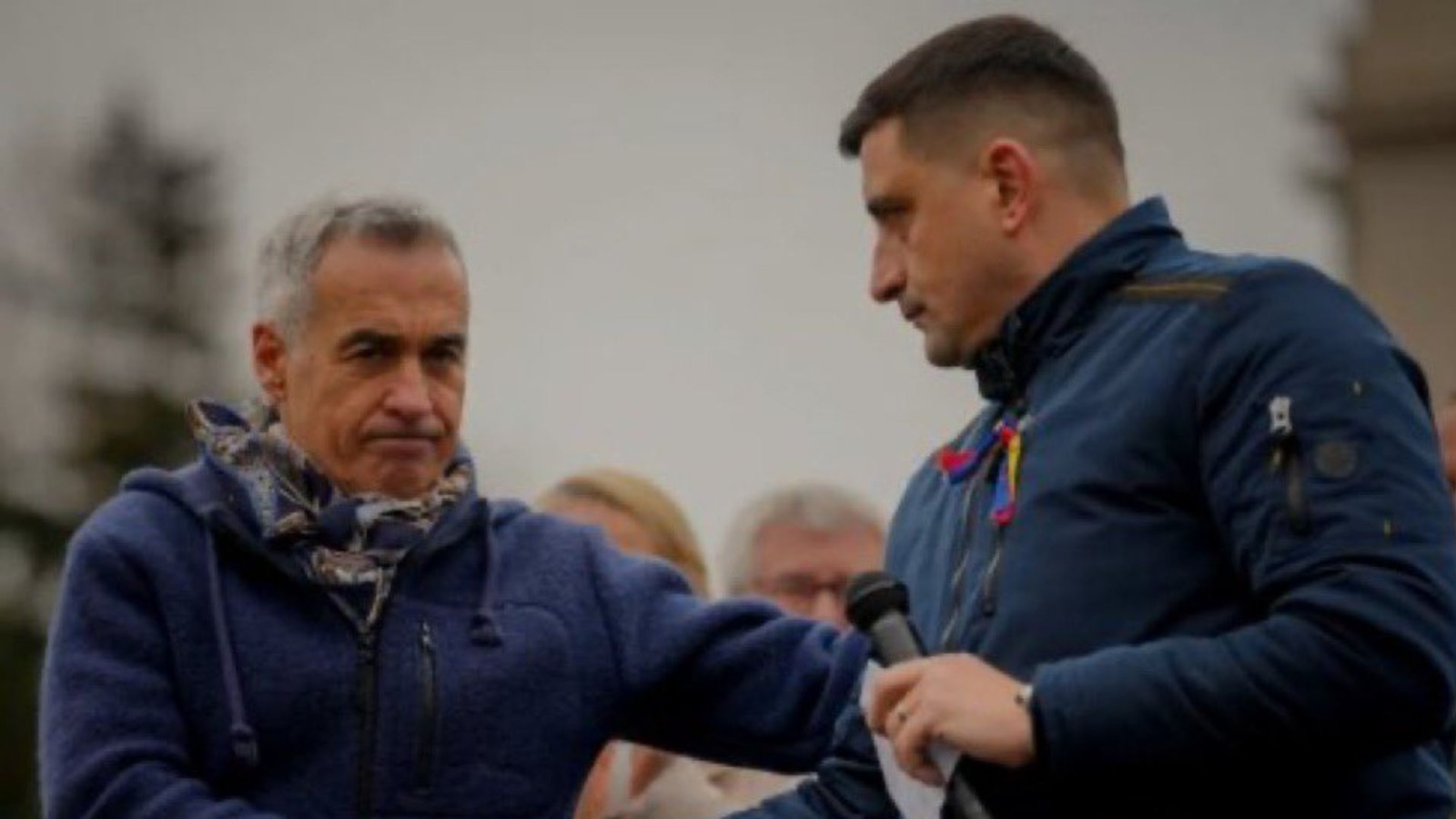 Romania, domenica ancora al voto per le presidenziali. Per i sondaggi in vetta l’estrema destra di Simion Romania, domenica ancora al voto per le presidenziali. Per i sondaggi in vetta l’estrema destra di Simion