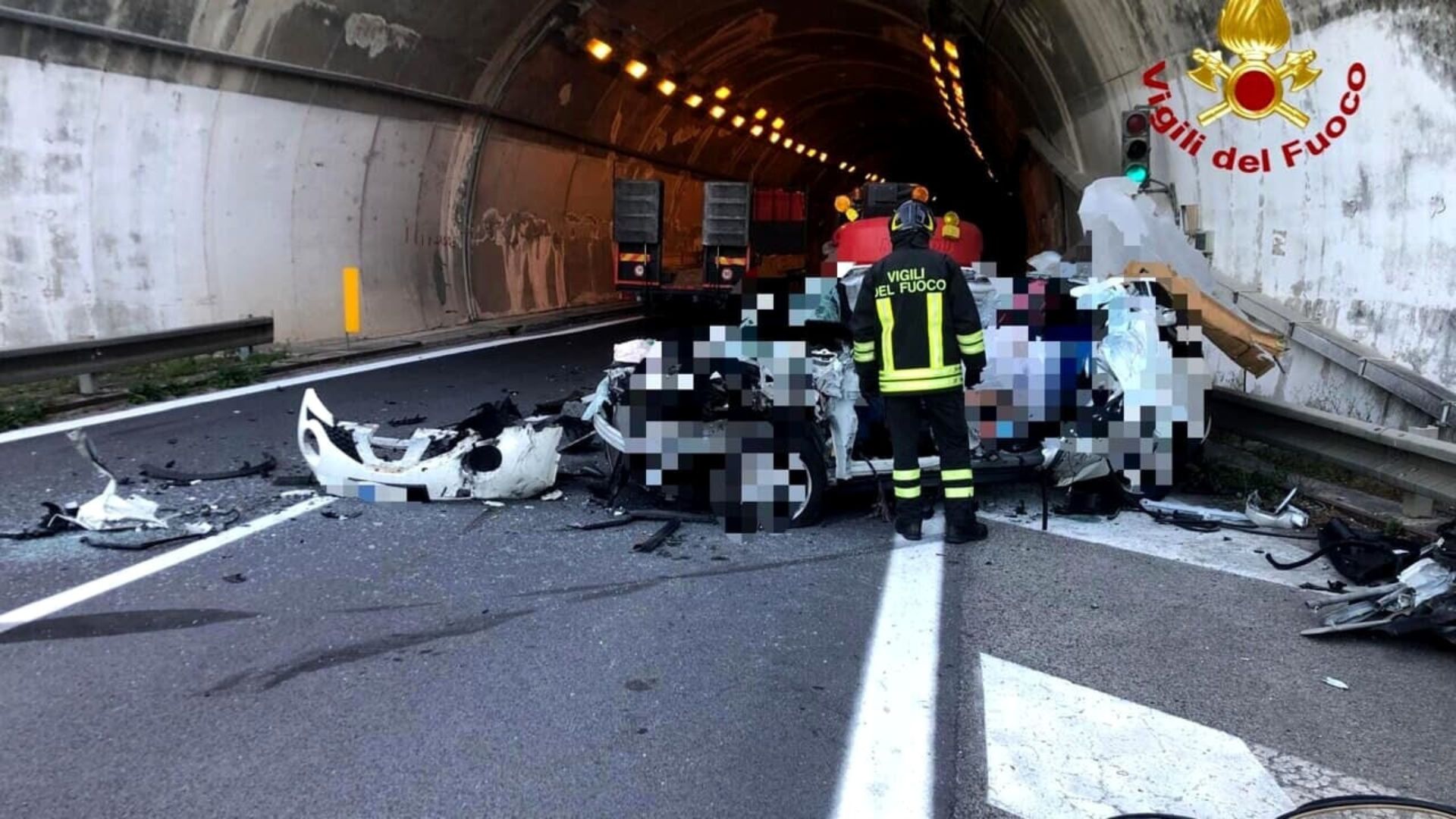 Incidente nel catanzarese, 2 morti nello scontro tra autocarro e macchina Incidente nel catanzarese, 2 morti nello scontro tra autocarro e macchina