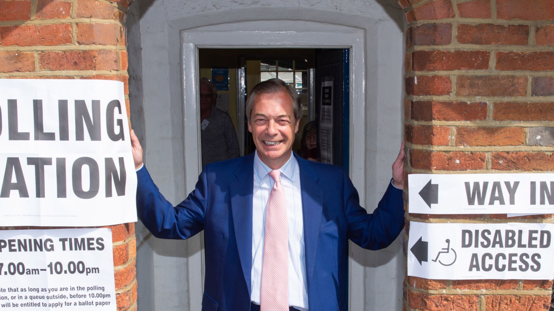 Regno Unito, l’estrema destra di Farage conquista un seggio in Parlamento: “Distruggeremo bipolarismo” Regno Unito, l’estrema destra di Farage conquista un seggio in Parlamento: “Distruggeremo bipolarismo”