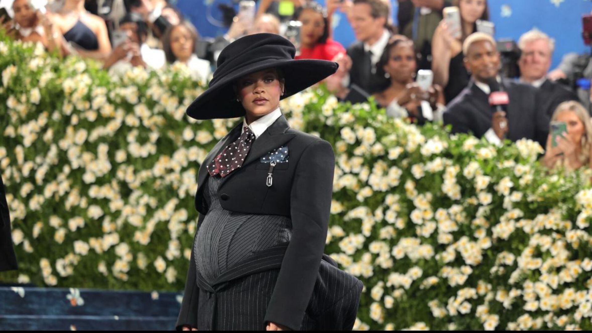 Rihanna incinta del terzo figlio: il pancione sul red carpet del Met Gala sfila l’attenzione dai Vip Rihanna incinta del terzo figlio: il pancione sul red carpet del Met Gala sfila l’attenzione dai Vip