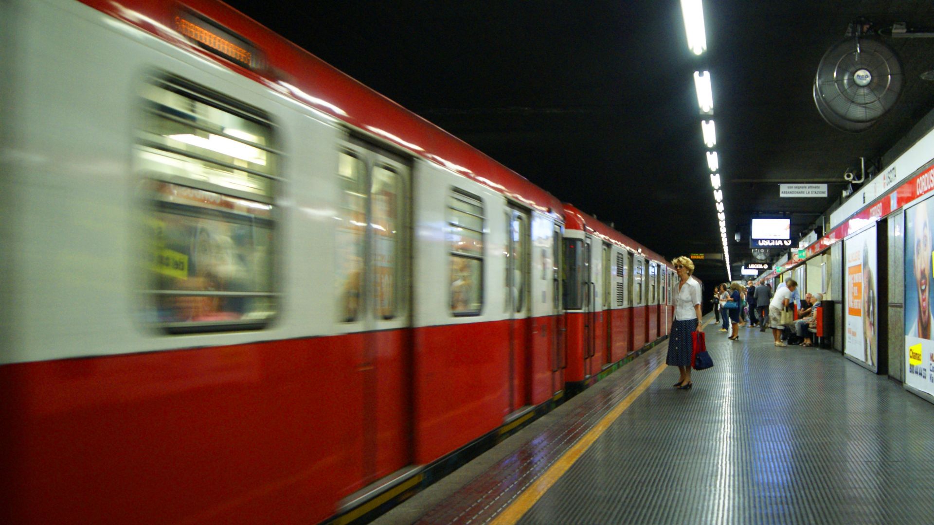 Roma, ripresa circolazione Metro A: uomo sui binari lancia pietre contro convogli Roma, ripresa circolazione Metro A: uomo sui binari lancia pietre contro convogli