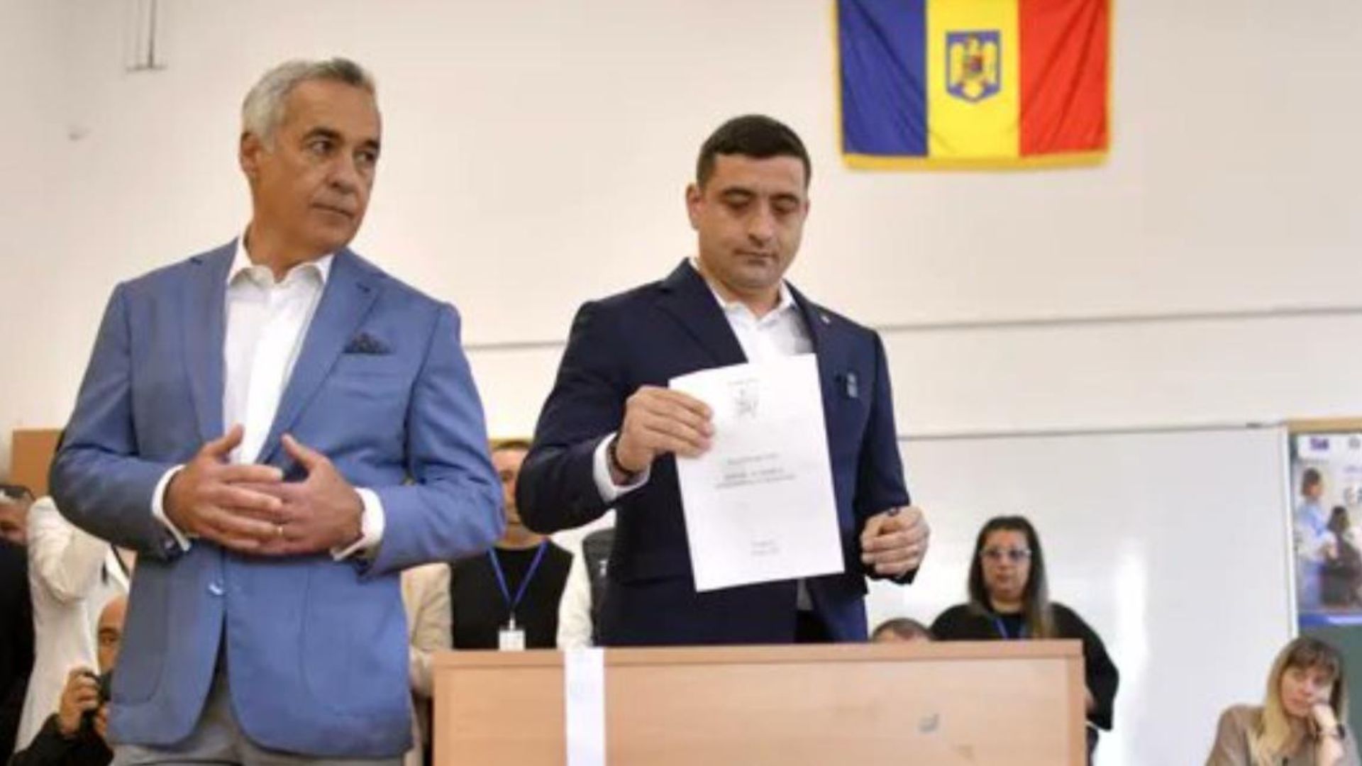 Romania al voto, Simion al seggio elettorale insieme a Georgescu: “Siamo qui per ripristinare la democrazia” Romania al voto, Simion al seggio elettorale insieme a Georgescu: “Siamo qui per ripristinare la democrazia”